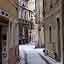 Ruelle entre le Palais des Papes et la place des Chatagnes