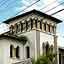 Ancien btiment colonial devenu cole prive