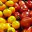 Fruits  l'talage, les prix sont en dollars amricains. sortes de cakis et des tomates d'arbre appeles aussi Tomarillo