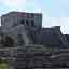 le temple du Dieu descendant  gauche du Castillo, reconnaissable  sa corniche divise en trois sections 