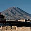 Arequipa -  Santa Catalina - depuis la terrasse qui domine la fontaine, vue sur le volcan Misti (5.822 m)