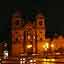 Cusco - Plaza de Armas de nuit. La vie est trs intense tout autour de la place o se trouvent de nombreux restaurants. A gauche l'eglise de la Compaa de Jsus