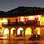 Cusco - Plaza de Armas de nuit. Les arcades qui abritent les nombreux restaurants et boutiques touristiques