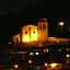 Cusco - Plaza de Armas de nuit. Vue gnrale et l'Eglise San Cristoblad sur la hauteur