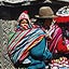 Cusco - Devant le muse d'histoire naturelle deux femmes en costumes traditionnel