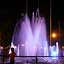 Iquitos - dimanche soir la fontaine de la Plaza de Armas est illumine. Les habitants s'y rassemblent en famille ou en amoureux