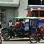 Iquitos - Autour de la Plaza de Armas “moto-carros” et bus.