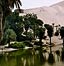 lagune de Huacachina, une oasis en plein dsert , derrire les dunes e sable blanc et trs fin qui font les dlice des sandboarders