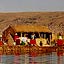 Iles Uros - Iles flottantes artificielles fabriques avec des joncs sur une paisseur de 80 cm qui donne un sol souple tonnant sous les pieds.
