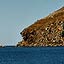 Sur la droite l'Ile de Taquile, au fonds les sommets enneigs de la Cordilire Royale en Bolivie.